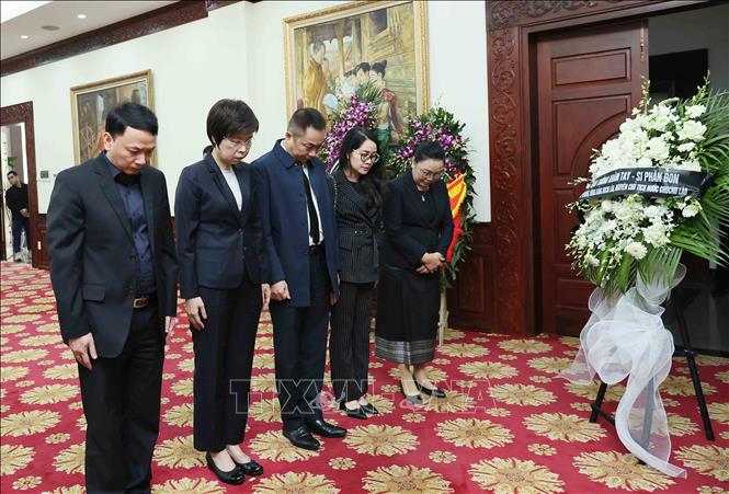 Tổng Giám đốc Thông tấn xã Việt Nam Vũ Việt Trang đến viếng nguyên Chủ tịch Đảng Nhân dân Cách mạng Lào, nguyên Chủ tịch nước Lào Khamtay Siphandone. Ảnh: An Đăng – TTXVN
