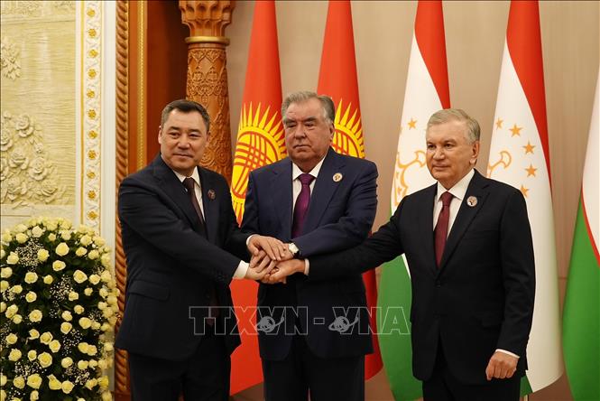 Ngày 31/3/2025, tại Khujand (Tajikistan), nguyên thủ ba nước Trung Á gồm Tajikistan, Kyrgyzstan và Uzbekistan đã ký kết thoả thuận mang tính lịch sử về điểm giao cắt biên giới giữa ba nước, chấm dứt tình trạng thiếu pháp lý về việc này từ thời tuyên bố độc lập. Ảnh: THX/TTXVN