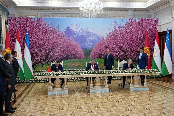 Ngày 31/3/2025, tại Khujand (Tajikistan), nguyên thủ ba nước Trung Á gồm Tajikistan, Kyrgyzstan và Uzbekistan đã ký kết thoả thuận mang tính lịch sử về điểm giao cắt biên giới giữa ba nước, chấm dứt tình trạng thiếu pháp lý về việc này từ thời tuyên bố độc lập. Ảnh: THX/TTXVN