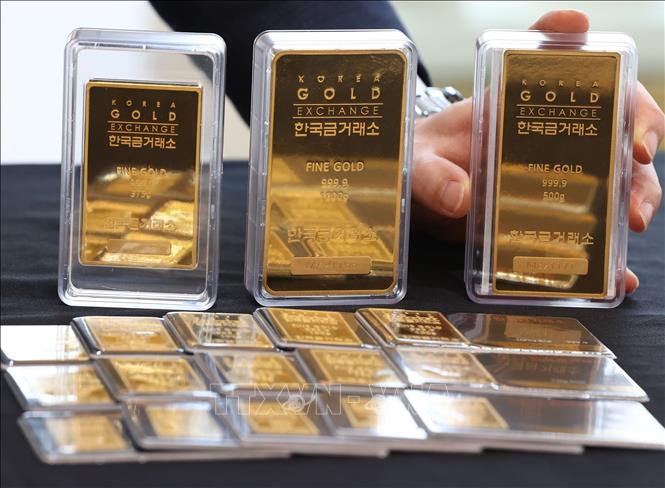 Giá vàng thế giới đã tăng lên mức cao kỷ lục mới sau khi Tổng thống Mỹ Donald Trump công bố các mức thuế quan đối ứng với một loạt quốc gia và vùng lãnh thổ. Cụ thể, vào khoảng 23h ngày 2/4/2025 (giờ GMT), giá mặt hàng kim loại quý đã vượt mức kỷ lục trước đó, lập đỉnh mới trên 3.150 USD/ounce, khi các nhà giao dịch đổ xô vào tài sản trú ẩn an toàn. Ảnh: Yonhap/TTXVN