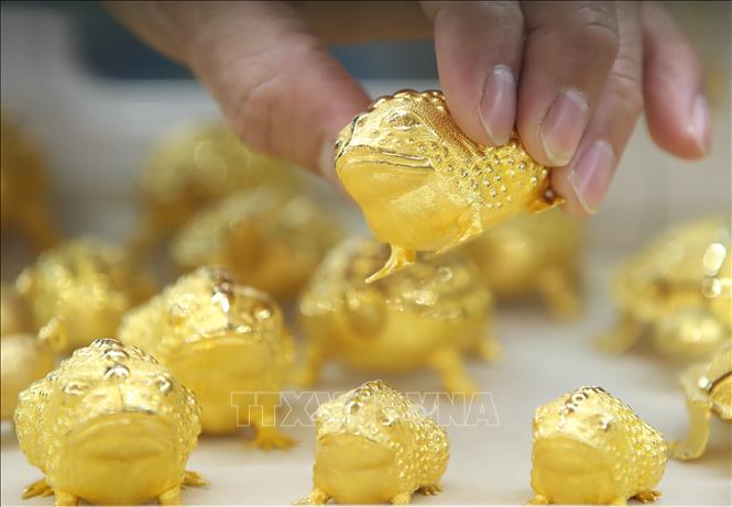 Giá vàng thế giới đã tăng lên mức cao kỷ lục mới sau khi Tổng thống Mỹ Donald Trump công bố các mức thuế quan đối ứng với một loạt quốc gia và vùng lãnh thổ. Cụ thể, vào khoảng 23h ngày 2/4/2025 (giờ GMT), giá mặt hàng kim loại quý đã vượt mức kỷ lục trước đó, lập đỉnh mới trên 3.150 USD/ounce, khi các nhà giao dịch đổ xô vào tài sản trú ẩn an toàn. Ảnh: Yonhap/TTXVN