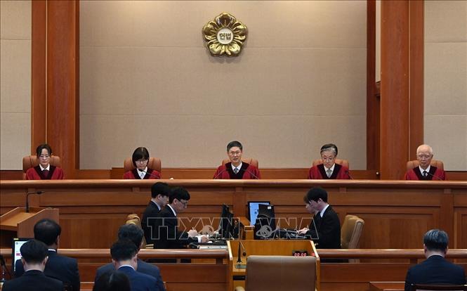 Ngày 4/4/2025, Tòa án Hiến pháp Hàn Quốc đã tuyên Tổng thống Yoon Suk Yeol vi phạm Hiến pháp liên quan đến việc ban bố lệnh thiết quân luật hôm 3/12/2024. Với phán quyết này, Tổng thống Yoon Suk Yeol ngay lập tức bị bãi chức. Ảnh: Quyền chánh án Tòa Hiến pháp Hàn Quốc Moon Hyung-bae (giữa, phía sau) tuyên bãi chức Tổng thống Yoon Suk Yeol. REUTERS/TTXVN