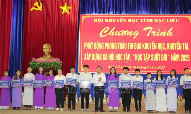 Quỹ Khuyến học Võ Văn Kiệt và Hội Khuyến học tỉnh Bạc Liêu trao 140 suất học bổng cho học sinh, sinh viên có hoàn cảnh khó khăn. Ảnh: Tuấn Kiệt – TTXVN