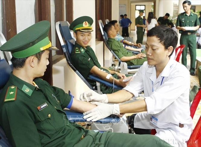 Hơn 600 đoàn viên thanh niên hiến máu tình nguyện do Tỉnh đoàn Quảng Trị tổ chức (2012). Ảnh: Hồ Cầu - TTXVN