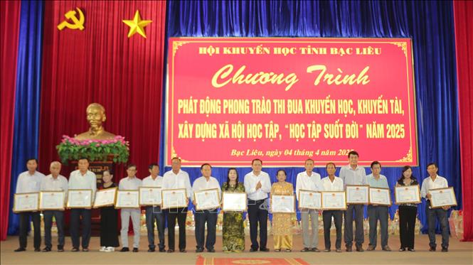 Ông Ngô Vũ Thăng, Phó Chủ tịch UBND tỉnh Bạc Liêu, trao Bằng khen của Chủ tịch UBND tỉnh cho các tập thể, cá nhân có thành tích xuất sắc. Ảnh: Tuấn Kiệt – TTXVN