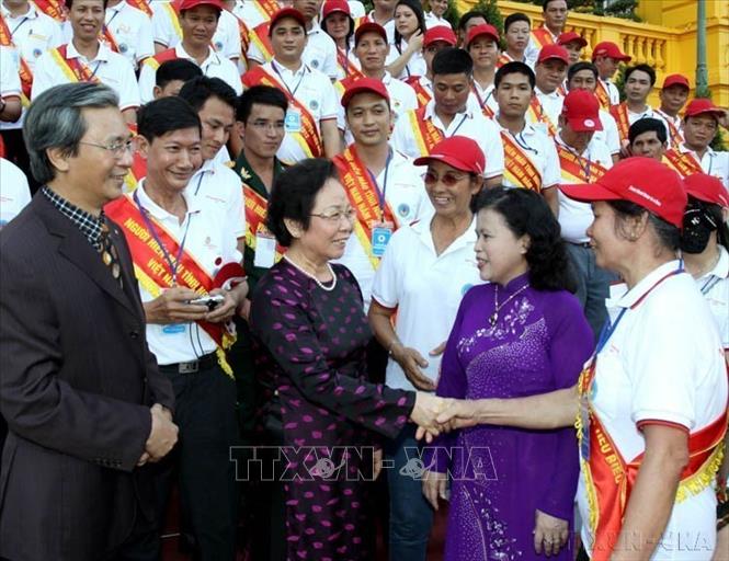 Phó Chủ tịch nước Nguyễn Thị Doan tiếp Đoàn đại biểu những người hiến máu tiêu biểu toàn quốc năm 2012. Ảnh: An Đăng – TTXVN