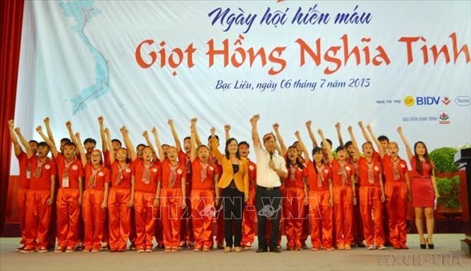 Lãnh đạo tỉnh Bạc Liêu cùng các tình nguyện viên Hành trình đỏ 2015 tham gia lễ phát động chương trình Hành trình đỏ vì cộng đồng - “Kết nối dòng máu Việt”. Ảnh: Thanh Liêm-TTXVN