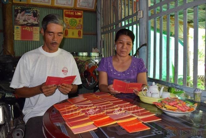 Anh Nguyễn Ngọc Thuận (44 tuổi) cùng vợ Trương Thuý Hằng (46 tuổi) và 2 con tại ấp Bình Hoà, xã Bình Thạnh Trung, huyện Lấp Vò (Đồng Tháp) đã 47 lần tình nguyện hiến máu, với tổng lượng máu hiến tặng là trên 16 lít (2017). Ảnh: Chương Đài - TTXVN