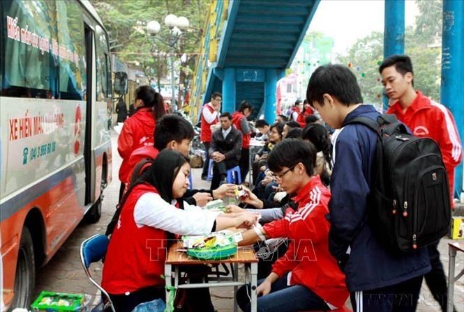 25 năm qua, lượng máu tiếp nhận đã cao gấp 7,4 lần so với năm 2000, tỷ lệ hiến máu tình nguyện từ 30% đã tăng lên 98%. Trong ảnh: Các tình nguyên viên đăng ký tham gia hiến máu tại bến xe buýt trước cổng trường Đại học Kinh tế quốc dân (2015). Ảnh: Dương Ngọc - TTXVN