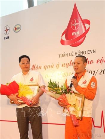 Ông Trần Tiến Trung, nhân viên Tổng Công ty Điện lực TP. Hà Nội (phải) là người đã 26 lần tham gia hiến máu tình nguyện giao lưu tại Lễ phát động 