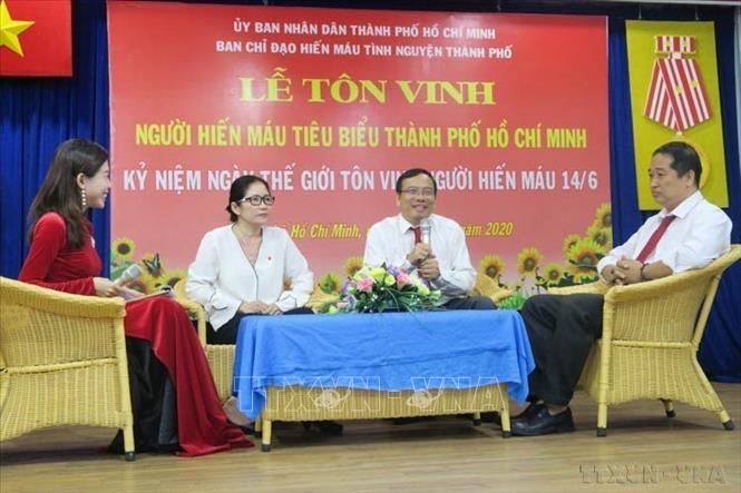 Sau 25 năm phát động Ngày Toàn dân hiến máu tình nguyện, lực lượng người hiến máu đã được mở rộng không phân biệt độ tuổi, giới tính, ngành nghề, dân tộc, tôn giáo. Trong ảnh: Giao lưu với những người hiến máu tiêu biểu Thành phố Hồ Chí Minh (2020). Ảnh: Đinh Hằng – TTXVN