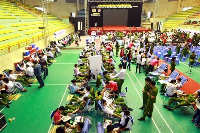 5.000 cán bộ, chiến sỹ, sinh viên, học viên của Bộ Công an tham gia Ngày hội hiến máu tình nguyện “Giọt máu nghĩa tình, vì đồng đội thân yêu” lần thứ II, năm 2016. Ảnh: Doãn Tấn - TTXVN