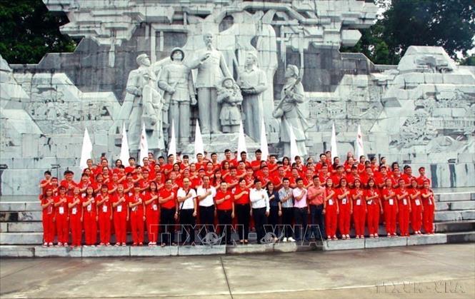 Lễ ra quân hiến máu tình nguyện tại thành phố Tuyên Quang. Sau lễ ra quân, chương trình đã tiếp nhận được gần 500 đơn vị máu (2017). Ảnh: Quang Cường- TTXVN
