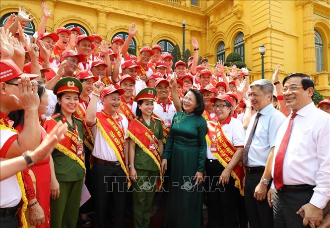 Phó Chủ tịch nước Đặng Thị Ngọc Thịnh gặp gỡ, biểu dương 100 người hiến máu tiêu biểu toàn quốc năm 2020. Ảnh: Văn Điệp - TTXVN