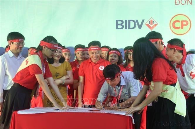 Đến nay, đã có nhiều chương trình, sự kiện hiến máu quy mô toàn quốc như: Lễ hội Xuân hồng, Hành trình Đỏ, Chủ nhật Đỏ… có sức lan tỏa mạnh mẽ, huy động được đông đảo người dân tham gia. Trong ảnh: Lãnh đạo tỉnh Hải Dương ký tặng lên lá cờ Hành trình đỏ 2017. Ảnh: Hiền Anh_TTXVN.