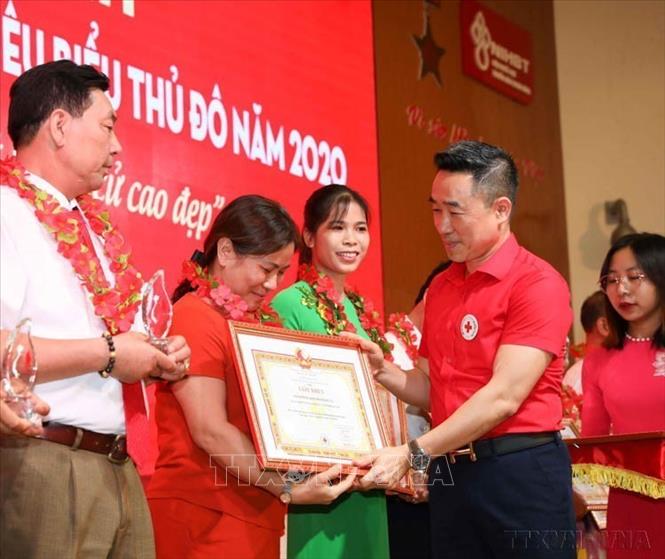 Tôn vinh Người hiến máu tình nguyện tiêu biểu Thủ đô năm 2020. Ảnh: Thanh Tùng - TTXVN