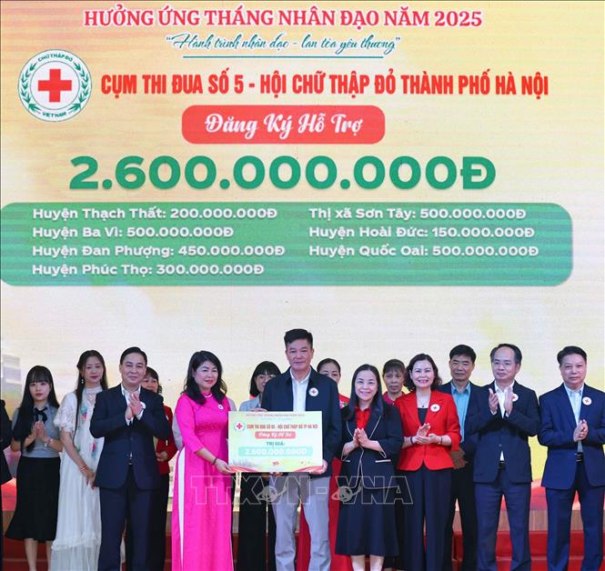 Tiếp nhận tượng trưng từ các cụm thi đua, các tổ chức, cá nhân đăng ký hỗ trợ Tháng Nhân đạo năm 2025. Ảnh: Thanh Tùng - TTXVN