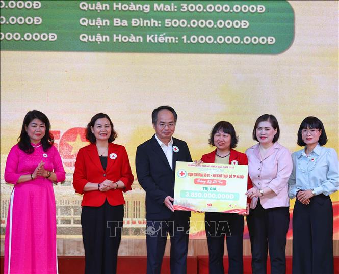Tiếp nhận tượng trưng từ các cụm thi đua, các tổ chức, cá nhân đăng ký hỗ trợ Tháng Nhân đạo năm 2025. Ảnh: Thanh Tùng - TTXVN