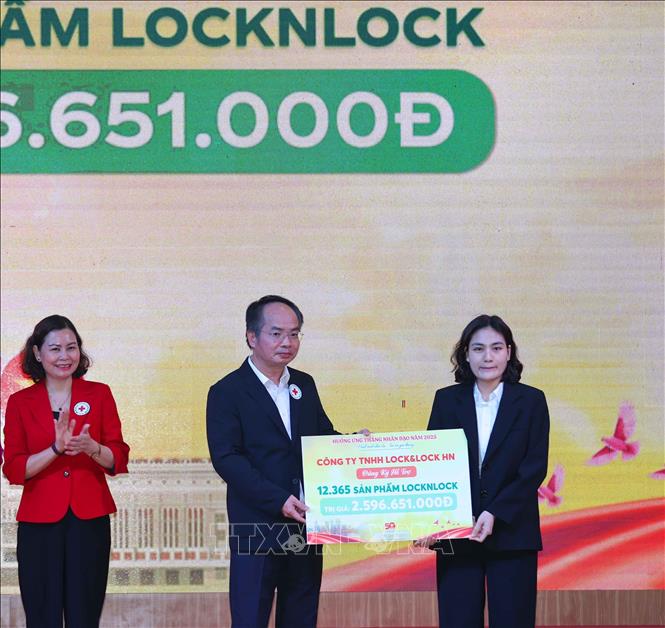 Tiếp nhận tượng trưng từ các cụm thi đua, các tổ chức, cá nhân đăng ký hỗ trợ Tháng Nhân đạo năm 2025. Ảnh: Thanh Tùng - TTXVN