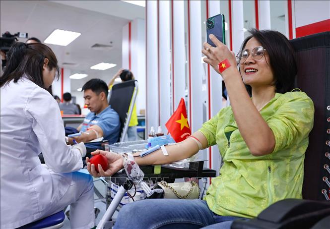 Tình nguyện viên tham gia hiến máu hưởng ứng Ngày toàn dân hiến máu tình nguyện 7/4. Ảnh: Thanh Tùng - TTXVN