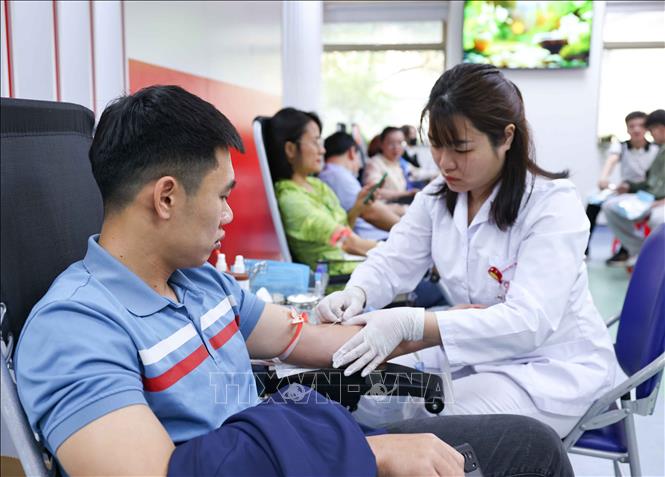 Tình nguyện viên tham gia hiến máu hưởng ứng Ngày toàn dân hiến máu tình nguyện 7/4. Ảnh: Thanh Tùng - TTXVN