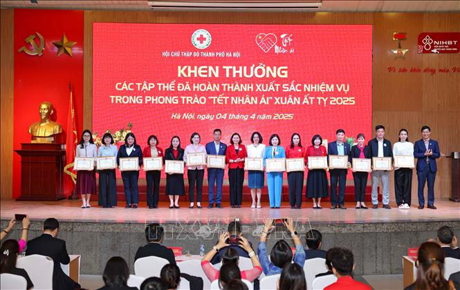 Hội Chữ thập đỏ Thành phố Hà Nội trao tặng Giấy khen cho 33 tập thể, cá nhân trong đó tặng Giấy khen cho 22 tập thể hoàn thành xuất sắc nhiệm vụ trong phong trào, 9 đơn vị và 2 cá nhân có nhiều đóng góp trong phong trào “Tết nhân ái” 2025. Ảnh: Thanh Tùng - TTXVN