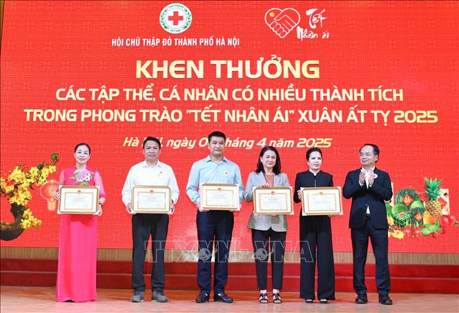 Ghi nhận, biểu dương những đơn vị, cá nhân có thành tích trong phong trào “Tết nhân ái” năm 2025, 3 tập thể và 5 cá nhân có thành tích được UBND Thành phố Hà Nội trao tặng Bằng khen. Ảnh: Thanh Tùng - TTXVN