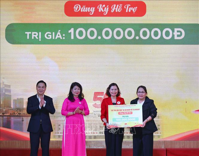 Tiếp nhận tượng trưng từ các cụm thi đua, các tổ chức, cá nhân đăng ký hỗ trợ Tháng Nhân đạo năm 2025. Ảnh: Thanh Tùng - TTXVN