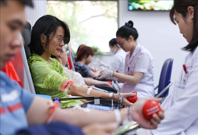 Tình nguyện viên tham gia hiến máu hưởng ứng Ngày toàn dân hiến máu tình nguyện 7/4. Ảnh: Thanh Tùng - TTXVN