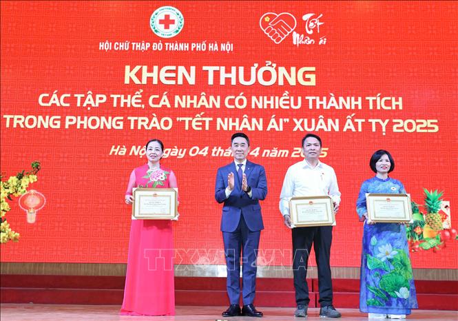 Ghi nhận, biểu dương những đơn vị, cá nhân có thành tích trong phong trào “Tết nhân ái” năm 2025, 3 tập thể và 5 cá nhân có thành tích được UBND Thành phố Hà Nội trao tặng Bằng khen. Ảnh: Thanh Tùng - TTXVN