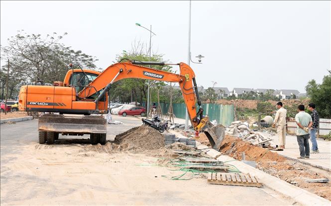 Nhà thầu hoàn thiện những công đoạn cuối cùng trước ngày ban giao cho chủ đầu tư. Ảnh: Quốc Khánh - TTXVN