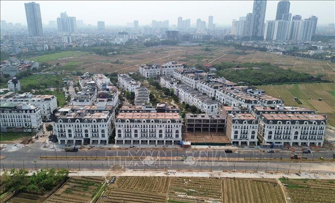 Tuyến đường đi qua các khu đô thị hiện đại. Ảnh: Quốc Khánh - TTXVN