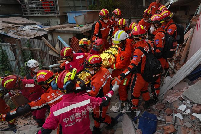 Chính quyền quân sự Myanmar ngày 3/4/2025 thông báo lực lượng cứu hộ đã tìm thấy 3.085 thi thể sau trận động đất, ngoài ra còn có 4.715 người bị thương và 341 người mất tích. Ảnh: Hoạt động cứu hộ được tiến hành sau động đất tại Mandalay, Myanmar. THX/TTXVN