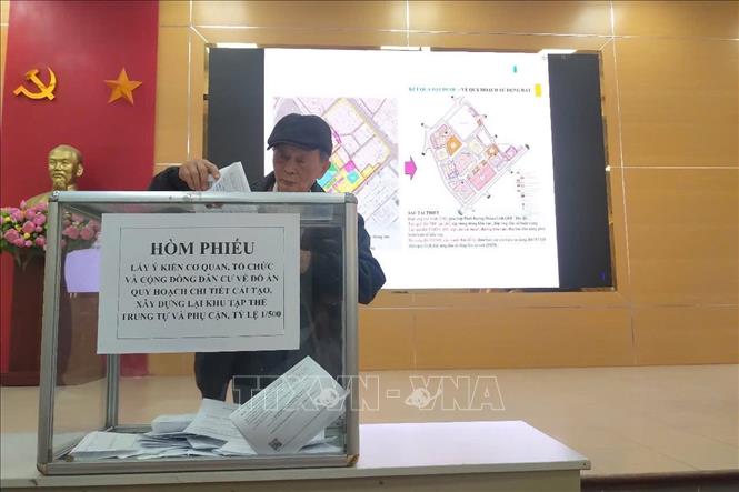 Người dân bỏ phiếu góp ý kiến về Đồ án quy hoạch chi tiết 1/500 cải tạo, xây dựng lại Khu tập thể Trung Tự và phụ cận. Ảnh: TTXVN phát