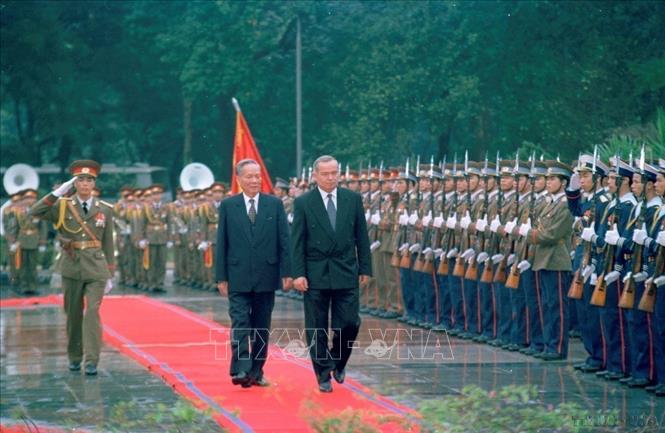 Chủ tịch nước Lê Đức Anh chủ trì lễ đón Tổng thống Uzbekistan Islam Karimov thăm hữu nghị chính thức Việt Nam (28/3/1996). Ảnh: Minh Điền - TTXVN