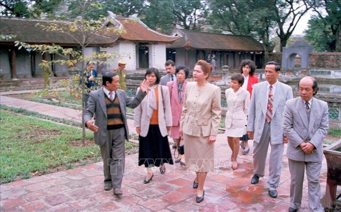 Bà Carimova, Phu nhân Tổng thống Uzbekistan Islam Karimov thăm khu di tích lịch sử Văn Miếu - Quốc tử giám (1996). Ảnh: Nguyễn Khang - TTXVN