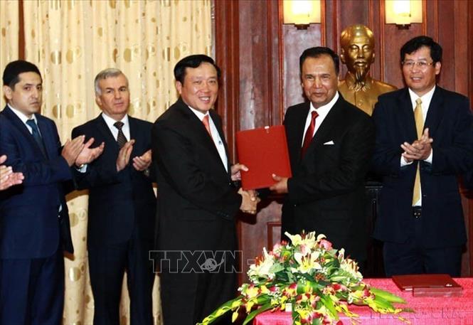 Viện trưởng Viện Kiểm sát Nhân dân Tối cao Nguyễn Hòa Bình và Phó Viện trưởng Tổng Viện kiểm sát Uzbekistan, ông Khalimov Khakimbai Ashirovich ký Biên bản ghi nhớ hợp tác giữa hai đơn vị (Hà Nội, 12/8/2013). Ảnh: Doãn Tấn - TTXVN