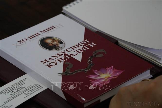 Lễ giới thiệu bản dịch sang tiếng Uzbek về tập thơ “Nhật ký trong tù” của Chủ tịch Hồ Chí Minh do Đại học tổng hợp Đông phương học Quốc gia Tashkent (TSUOS) tổ chức (Uzbekistan, 10/06/2022). Ảnh: Duy Trinh - TTXVN