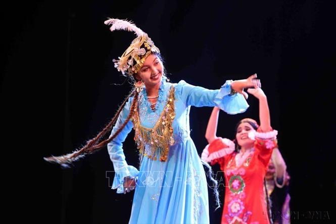 Tiết mục nghệ thuật truyền thống của Uzbekistan biểu diễn trong Lễ khai mạc “Những ngày Văn hóa Uzbekistan tại Việt Nam”. Ảnh: Thành Đạt –TTXVN