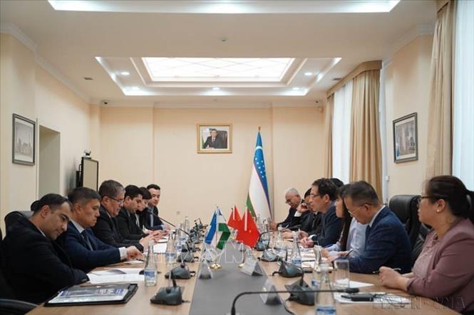 Đại sứ Việt Nam tại Uzbekistan Đặng Minh Khôi làm việc với Bộ Đầu tư và Ngoại thương Uzbekistan (Tashkent, 11/06/2022). Ảnh: Duy Trinh-TTXVN