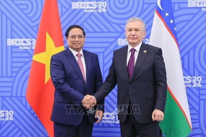 Nhân chuyến tham dự Hội nghị các Nhà lãnh đạo Nhóm các nền kinh tế mới nổi (BRICS) mở rộng tại Kazan, Liên bang Nga, chiều 24/10/2024, Thủ tướng Phạm Minh Chính gặp Tổng thống Uzbekistan Shavkat Mirziyoyev. Ảnh: Dương Giang-TTXVN