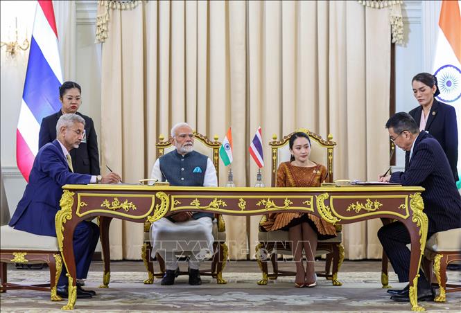 Thủ tướng Thái Lan Paetongtarn Shinawatra và Thủ tướng Ấn Độ Narendra Modi chứng kiến lễ ký kết biên bản ghi nhớ hợp tác, tại thủ đô Bangkok, Thái Lan, ngày 3/4/2025. Ảnh: ANI/TTXVN