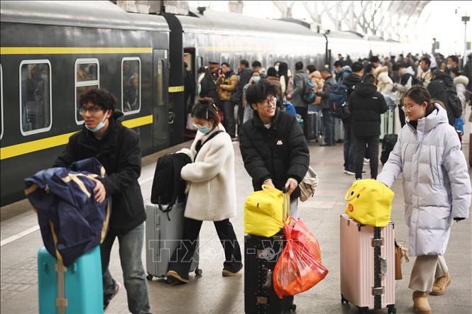 Hành khách tại nhà ga tàu hỏa ở tỉnh Giang Tô, Trung Quốc. Ảnh: THX/TTXVN