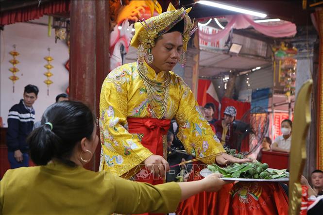 Thực hành, biểu diễn hầu đồng tại đền Công Đồng thuộc Khu di tích lịch sử, văn hóa Phủ Dầy (Nam Định). Ảnh: Công Luật - TTXVN