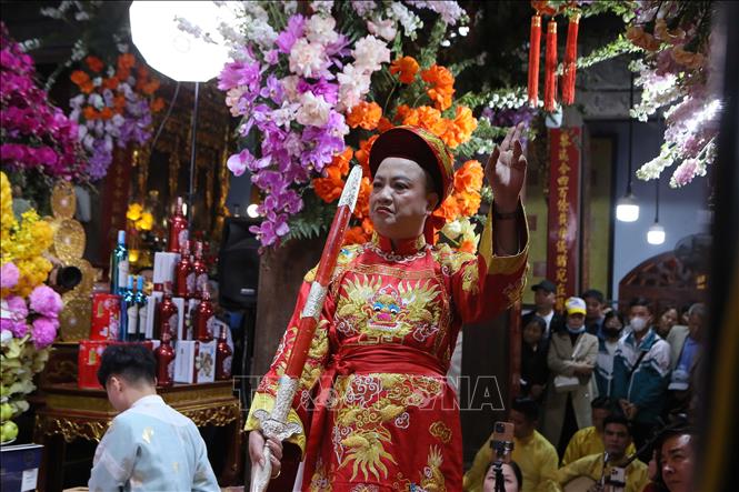 Thực hành, biểu diễn hầu đồng tại Phủ Tiên Hương, thuộc Khu di tích lịch sử, văn hóa Phủ Dầy (Nam Định). Ảnh: Công Luật - TTXVN