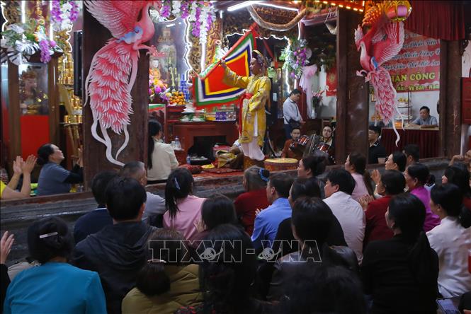 Nghi lễ hầu đồng tại Phủ Dầy thu hút đông đảo những người theo đạo mẫu, nhân dân, du khách. Ảnh: Công Luật - TTXVN