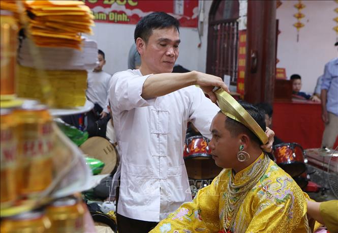 Sửa soạn trang phục mới cho các thanh đồng trong mỗi giá hầu đồng. Ảnh: Công Luật - TTXVN