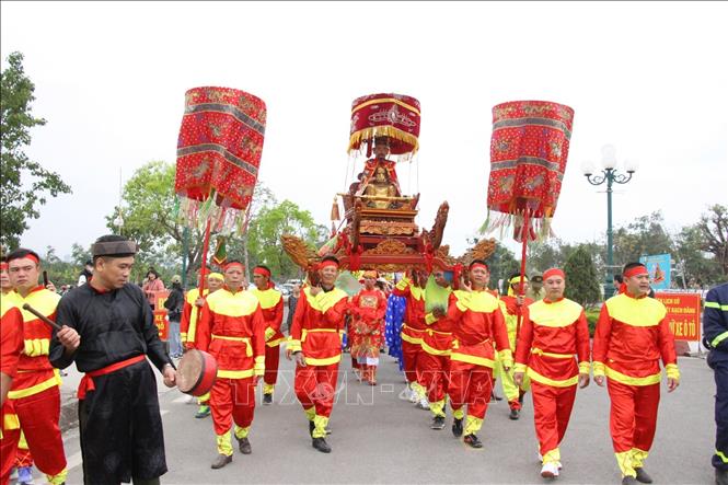 Lễ rước tượng Đức Thánh Trần từ đền Trần Hưng Đạo về đình Yên Giang (phường Yên Giang, thị xã Quảng Yên, tỉnh Quảng Ninh). Ảnh: Ngọc Thanh/TTXVN phát