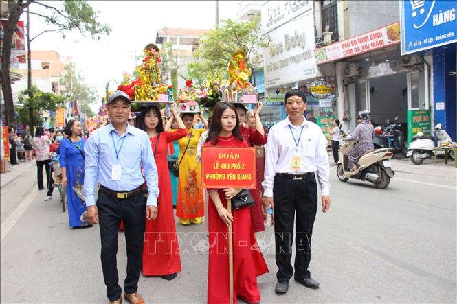 Đoàn lễ tham gia Lễ rước tượng Đức Thánh Trần. Ảnh: Ngọc Thanh/TTXVN phát