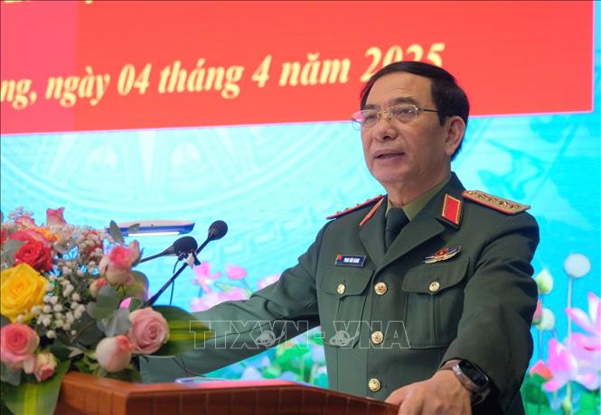 Đaih tướng Bộ trưởng Bộ Quốc phòng Phan Văn Giang phát biểu tại buổi làm việc với Học viện Lục quân. Ảnh TTXVN phát